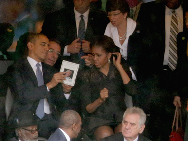 Michelle Obama felcsúszott ruhája = protokollkatasztrófa
