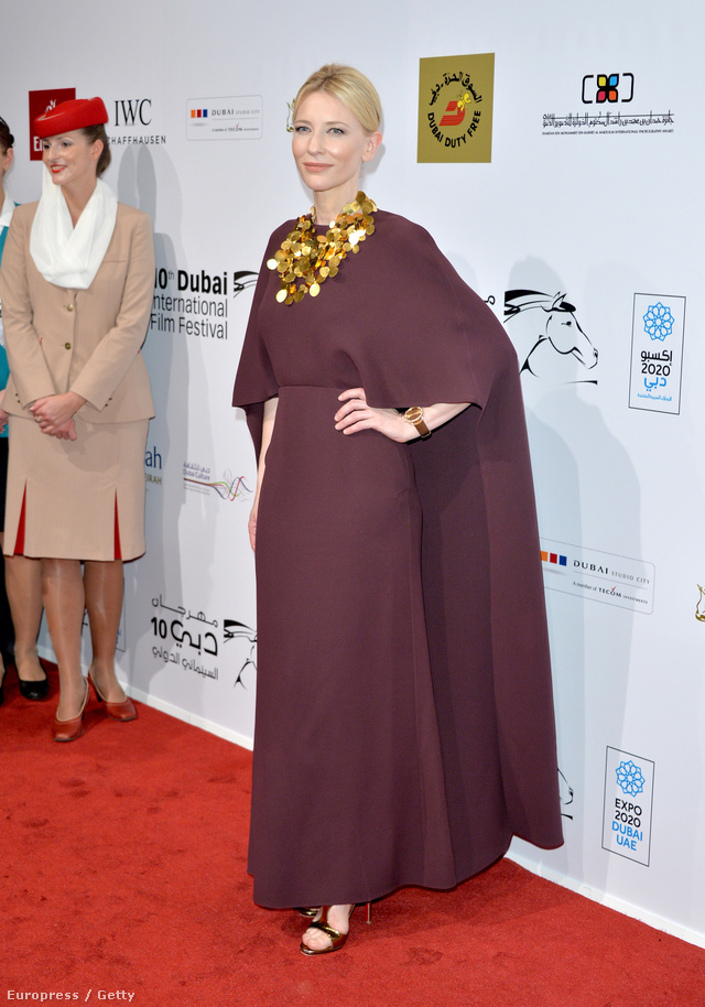 Cate Blanchett a 10. Dubaji Nemzetközi Filmfesztivál nyitóestjén egy 2014-es tavaszi-nyári kollekcióból való, bordó Valentino estélyit választott.