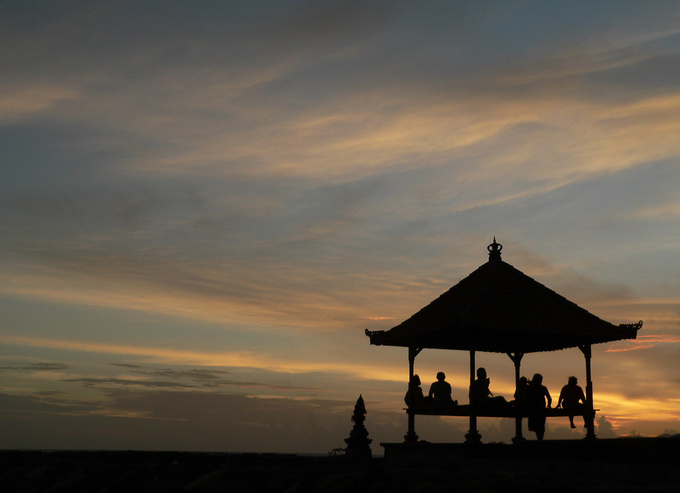 Time out. For a deserved break from their daily work, the Balinese like to relax in one of these little pavilions lining the roads, the village streets and the beach. Here you will find them chatting, admiring the sunset, dozing and of course playing with their mobile phone.
