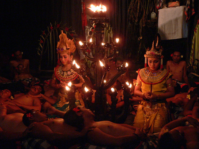 After sundown it's time for the evening prayer, for preparing and placing the offerings - and also for dancing. Now mainly performed for tourist, these dances convey complex Hindu legends, and while the newly found audience understands none of that, the strength and mysticism of the performance is still captivating. This kecak dance evokes stories from the Ramayana, starring Prince Rama and his helpers the Monkey King and its monkeys. There is no music accompanying the movements; the shouting of the male choir provides a rhythm.