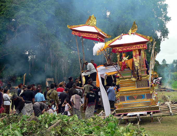 The last vehicle on Bali: the funeral handbarrow taking the deceased to the place of cremation. The Balinese believe in reincarnation and consider life a mere stage in the chain of incarnations. The body is but clothes shed by the soul in it passing. Therefore the cremation ceremony is more like a merry festivity where family, friends and neighbours reunite. There is music, children jump around, people eat and drink and chat. Later on, when the ashes are poured into the sea, the ceremony takes a more intimate turn, only immediate relatives are invited. Many families cannot afford to cremate their deceased right away so they bury them temporarily - for years even.