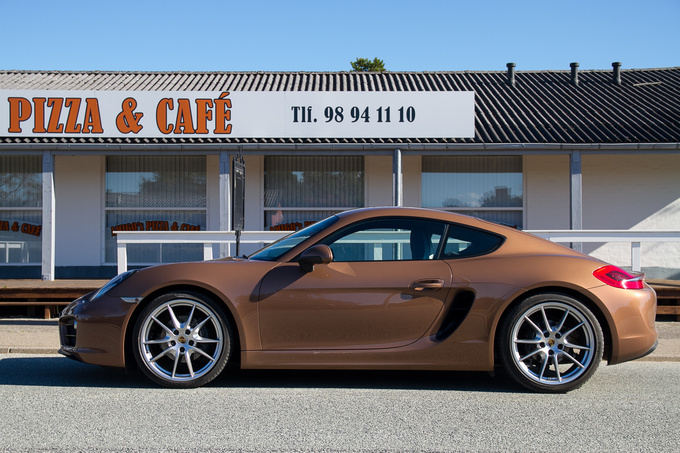 Don't call this number to order a pizza; it would be a late delivery even with this Porsche. This entry level model may only have 275 PS - but those are not ordinary horses!