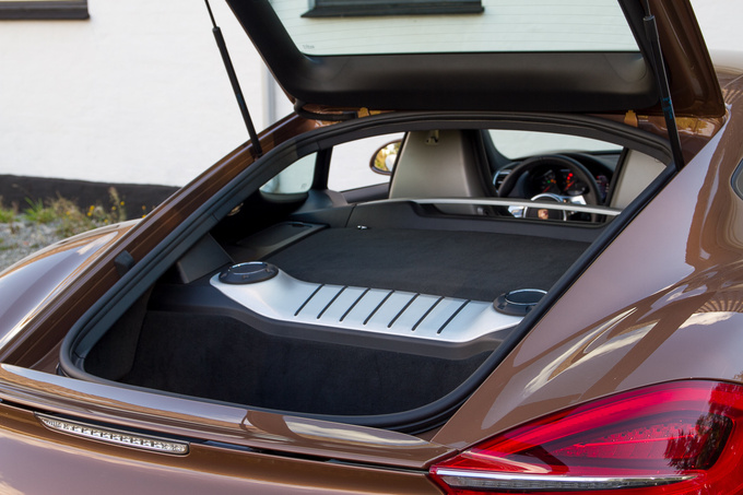 Despite having two luggage rooms the Cayman still offers less cargo space than a regular car. The rear compartment is about 162 litres