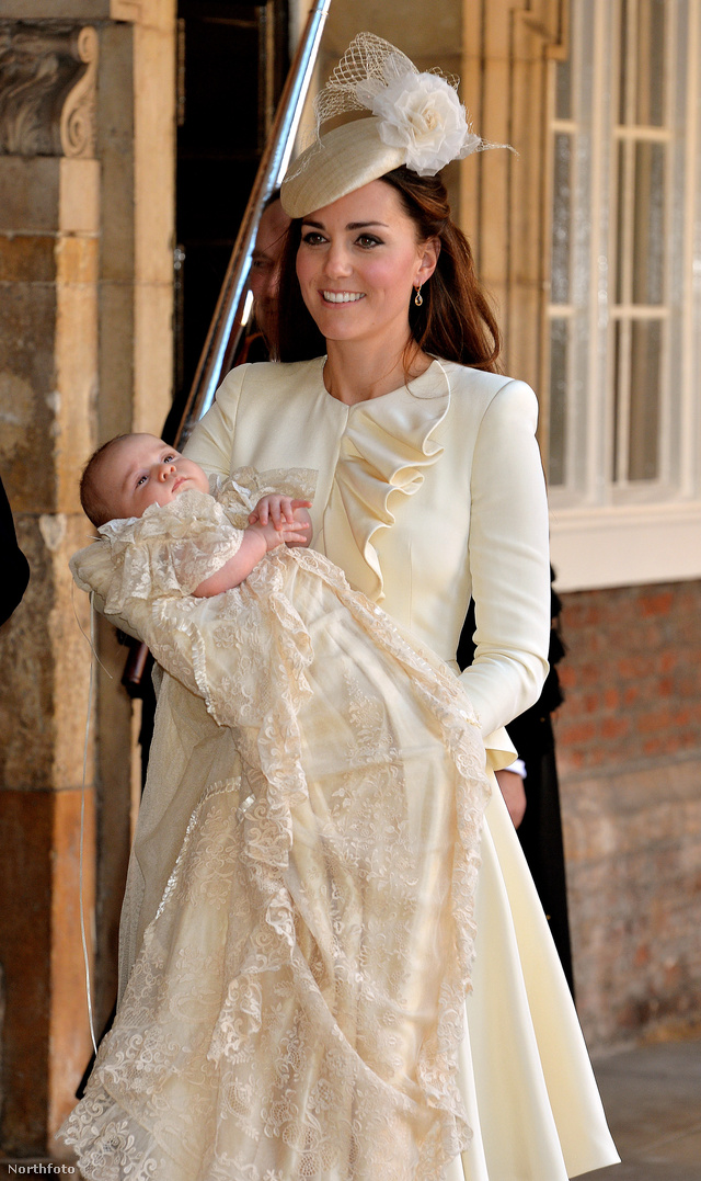 Október 23.: György herceg keresztelőjén Alexander McQueenben vett részt a hercegné.