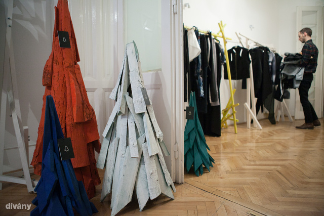 Szőke Gábor Miklós fából készült designer karácsonyfái a showroomban.