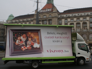 Budapestet járó óriásplakáton a félredugók karácsonya