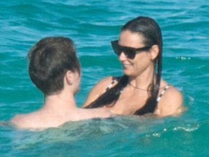 Demi Moore bikiniben szórakozott pasijával