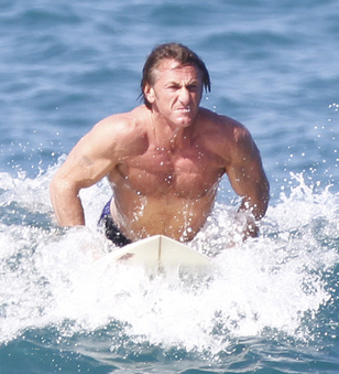 Sean Penn elképesztőt szörfözött Hawaiin