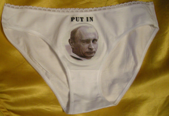Putyin sem úszta meg, Put In feliratos bugyit 3470 forintért vehet az Etsy-n!