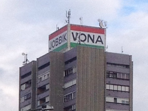 A gyöngyösi toronyház tetején hirdet a Jobbik