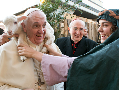 Bárányt kapott a nyakába Ferenc pápa
