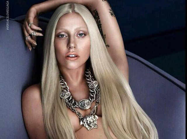 Lady Gaga félmeztelenre vetkőzött a Versace kedvéért.
