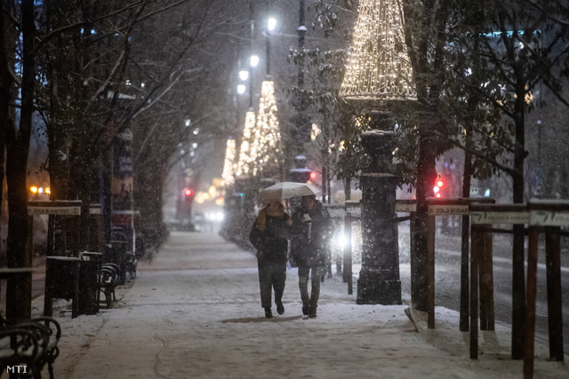 Már december hatodikán nap közben sokfelé havazott az országban, de estére igazán nagy havazás kezdődött Budapesten is