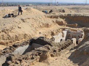 Ismeretlen fáraó sírjára bukkantak a homok alatt