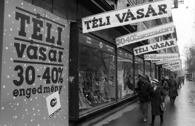 Budapest, Rákóczi úti Csillag áruház 1987-ben. Akciós feliratok erdején át visz az ember útja. Fortepan / Szalay Zoltán