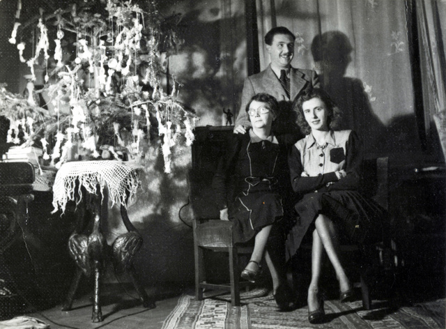 1947, a háború után: karácsonyfa és családi póz
