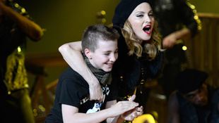 Madonna kedvességből niggerezte le (fehér) fiát