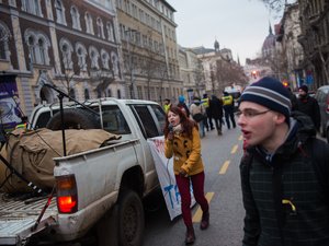Terepjáróval vezették a tüntető diákokat