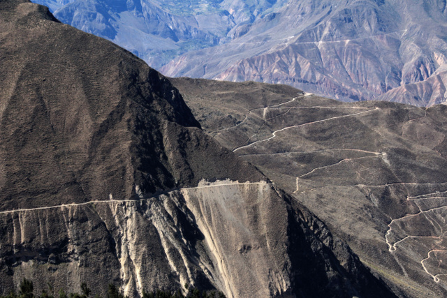A pánamerikai autópályán kezdődő, Peru déli részén található Cotahuasi Canyon Roadon egy busz 10-12 óra alatt jut végig. A hely extrém veszélyes, elég csak annyi mondanunk, hogy a kanyon maximális mélysége 3525 méter. 