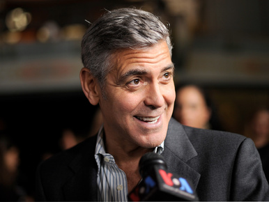 Clooney szerint Sandra Bullock rengeteget iszik