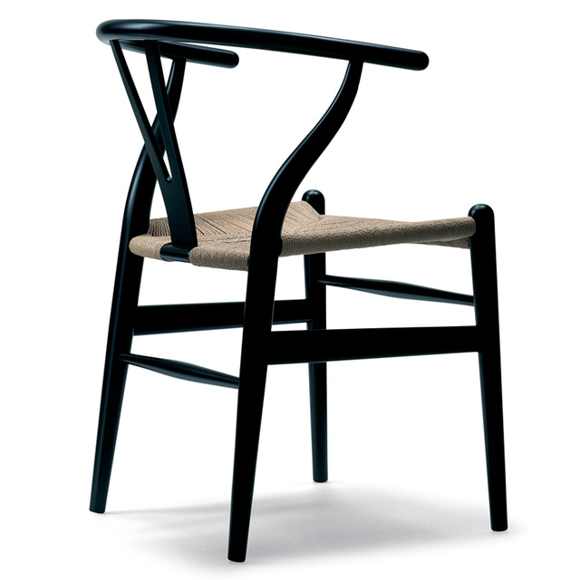 Hans Wegner művei közül az egyik legismertebb az 1950-ben tervezett „Wishbone” szék, ami egy jellegzetes Y- formát kapott étkező szék, aminek azóta is folyamatos a gyártása. 