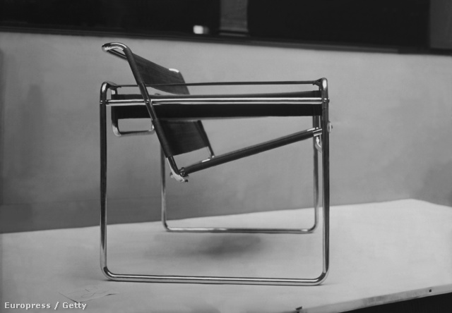 Breuer Lajos Marcell, vagy ahogy világon mindenütt ismerik, Marcel Breuer a Bauhaus mestere, 1925-től tervezett csővázas bútorokat és berendezési tárgyakat.