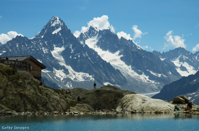 Mi lehet vonzóbb a hegyek és a kilátás szerelmeseinek a Mont Blanc-nál? A Refuge Lac Blanc ezért egészen egyedi, ráadásul felvonóval is megközelíthető. Igaz, csak 2352 méter magasan helyezkedik el, ezért a kilátásért érdemes ellátogatni ide.