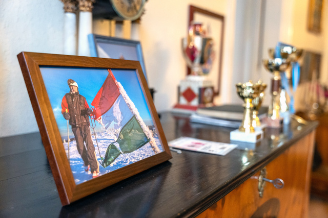 Az amatőrként gyűjtött kupáinak előterében látható fotón a Hargitán síel az egykori külügyminiszter 
