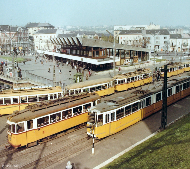 Újra "a Moszkva", de már 1975-ben, a legyezőszer tetővel rendelkező metróállomással