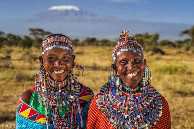 A Kenyában és Tanzániában élő maszájok az 1960-as évek előtt különböző színekre festett állatbőröket viseltek, ma viszont már ők is főként ruhát hordanak. A sok-sok szín, a virágminták viszont megmaradtak, no és a gyöngyös ékszerek.&nbsp;