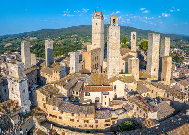 Afféle középkori Manhattannek is nevezhetnénk az olaszországi San Gimignano városkáját: egykor több mint 70 torony uralta a látképet, amelyekből mára már csak 13 maradt állva. A tornyok lakásként vagy erődként funkcionáltak: a középkori toszkán polgárság hatalmát és gazdagságát szimbolizálták.