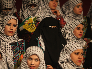 Elképesztő fotók egy palesztin tömegesküvőről