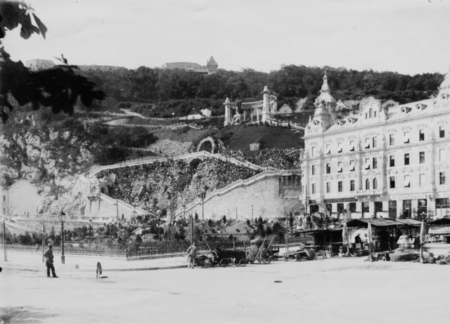 A Döbrentei tér 1904-ben, jobbra a Geist-bérpalota, földszintjén az Erzsébethíd kévéházzal.