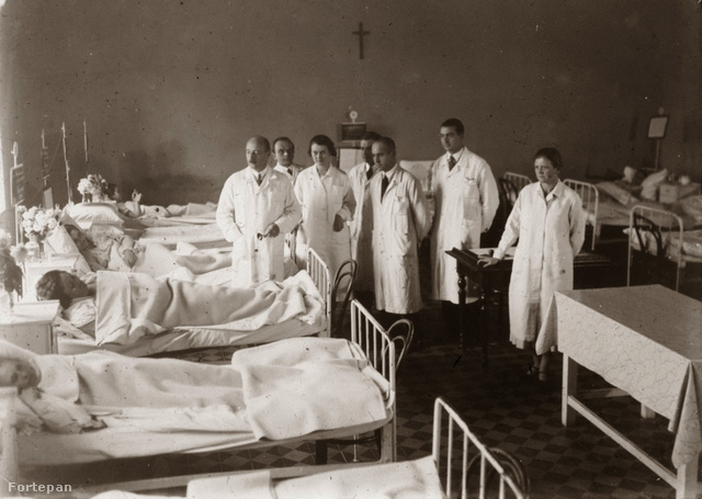 Nagyvizit a pécsi Magyar Királyi Erzsébet Tudományegyetem Klinikájának kórtermében 1928-ban – az orvoscsoport bal szélén dr. Ángyán János belgyógyász, egyetemi tanárral