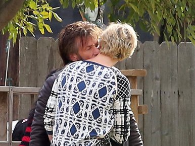 Charlize Theron nyakát csókolta Sean Penn