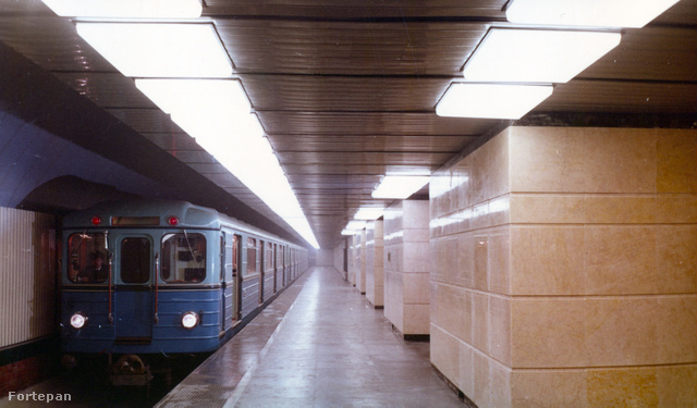A Deák ferenc téri metróállomást még nem díszítették plakátok 1970-ben