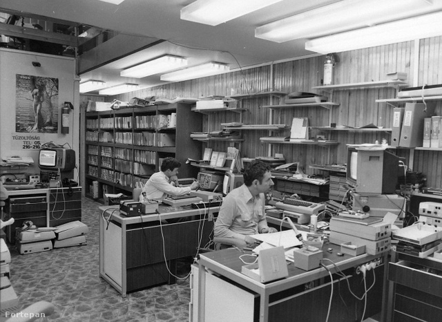 Novotrade-iroda a Magyar utca 12-14-ben: 1987-ben már számítógépekkel dolgoztak, de érdemes egy pillantást vetni a háttérben diszkréten meghúzódó pikáns naptárképre is
