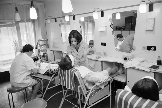 A kozmetikusok általában a fodrászüzletek hátuljában - vagy közvetlenül a fodrászat mellett - dolgoztak. A fotó 1980-ban készült.