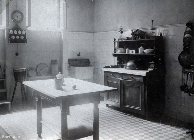 1911: kis fantáziával már fellelhetők a század a 20. század eleji konyhában a 21. század konyhájának elemei: a sziget, a konyhafal, a vizes blokk, stb.