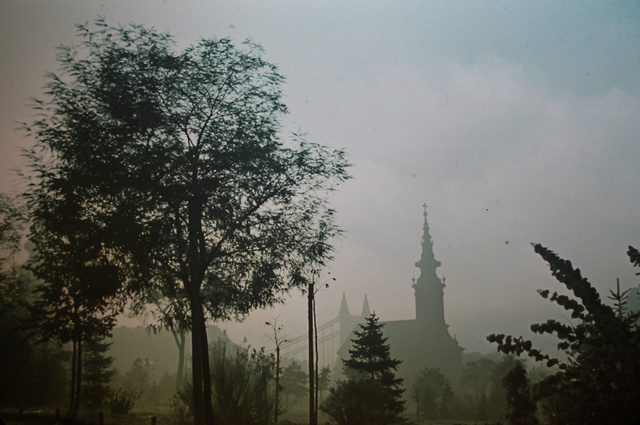 A z azóta lebontott Szent Demeter szerb templom, háttérben az Erzsébet híddal, 1940-ben.