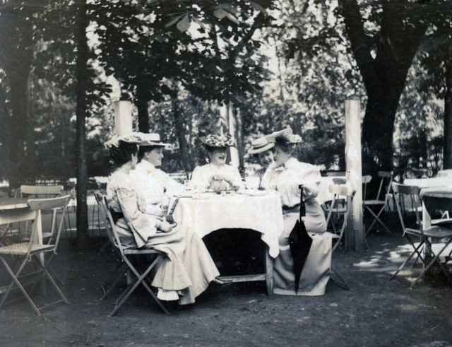 Vidám nők egy kerthelyiségben 1917-ben