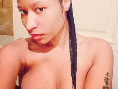Nicki Minaj zuhany alól selfizett