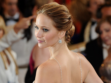 Jennifer Lawrence fordítva vette fel a nyakláncát