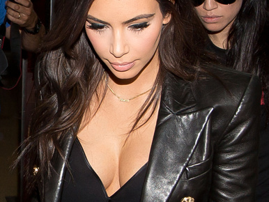 Kim Kardashian mellei kibuggyantak a dekoltázsából