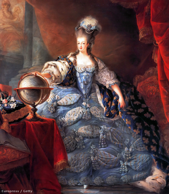 Mária Antónia (Marie Antoinette) 1775 körül elképesztő méretű ruhában diktálta a divatot. Előfordult akkoriban, hogy olyan nehéz volt egy ruha, hogy viselője nem bírt benne felállni.