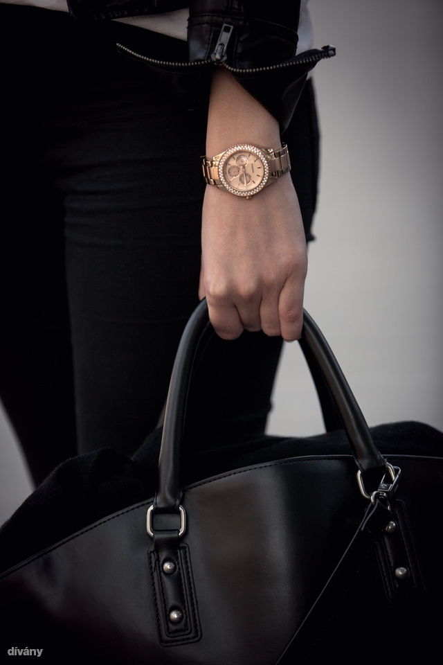 Az óra Fossil, a táska Zara.