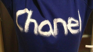 DIY: Ilyen egyszerű elkészíteni egy Chanel pulcsit