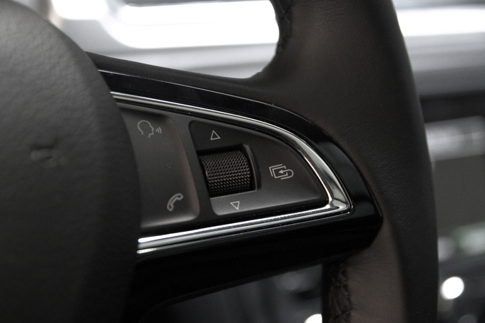 That's how you design a multifunction steering wheel, with sleek, attractive, nicely rounded controls.