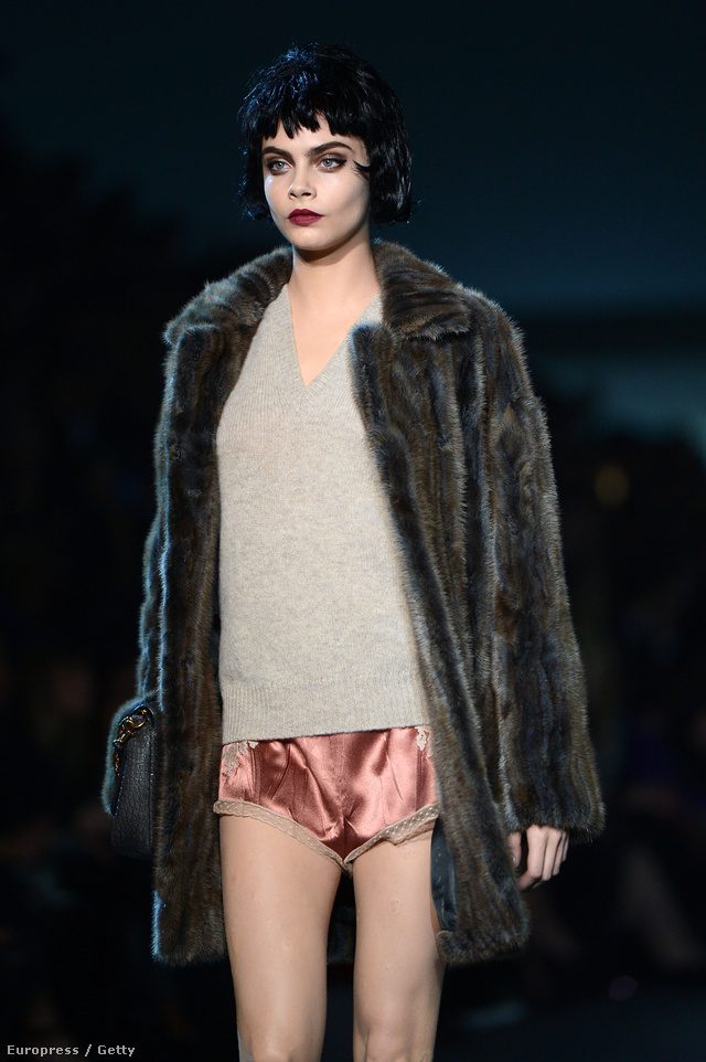 Cara Delevingne a Louis Vuitton kifutóján lejtett végig szőrmében.