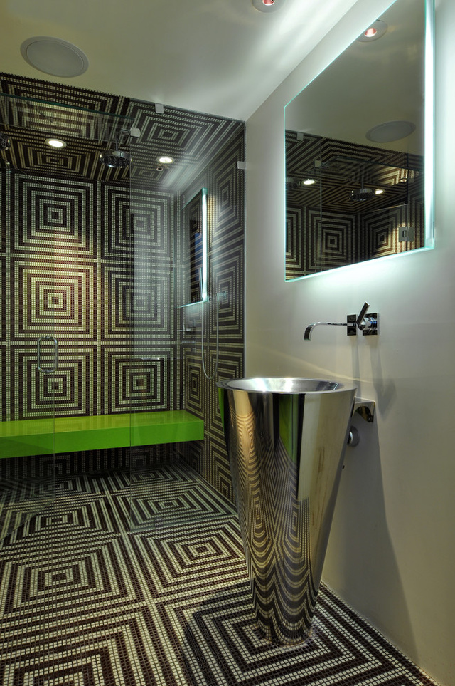 Hipnotikus fürdőszoba mozaikból kirakva.